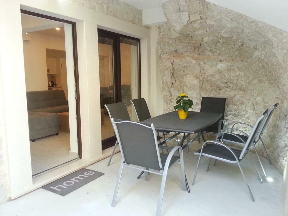 Apartment Rika Omiš Exteriör bild